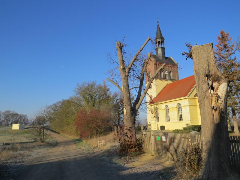 Wegpunkt 1 Dorfkirche von Polbitz, Weg Richtung Deich © Nicole Sieck